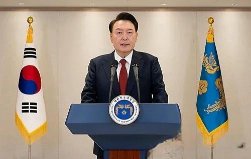 “未弹劾已下台”的尹锡悦选择与“亲信”放手一搏？
12日，尹锡悦在总统府发表关于