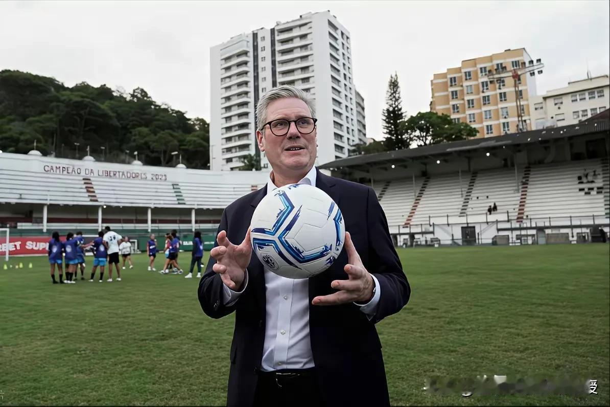 斯塔默访华竟带一只特殊的足球当国礼？这波操作藏着怎样的深意？据英国《卫报》消息，