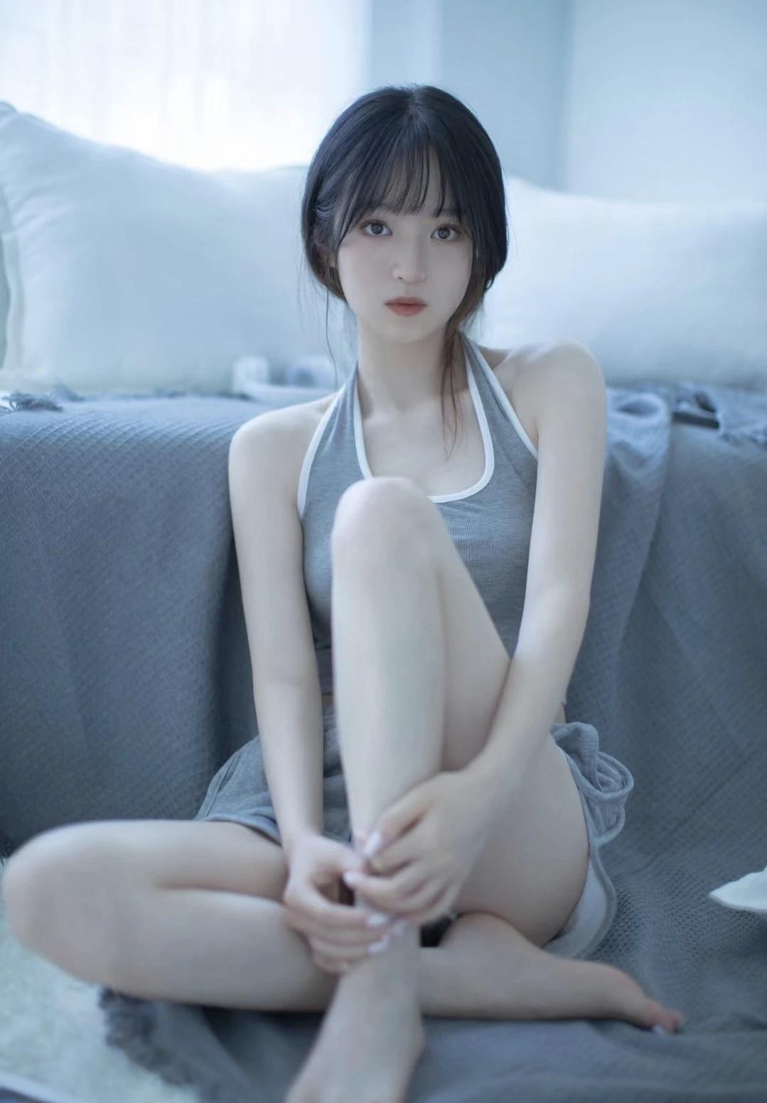 温柔少女，静坐时光，浅笑安然。分享你随手拍的风景