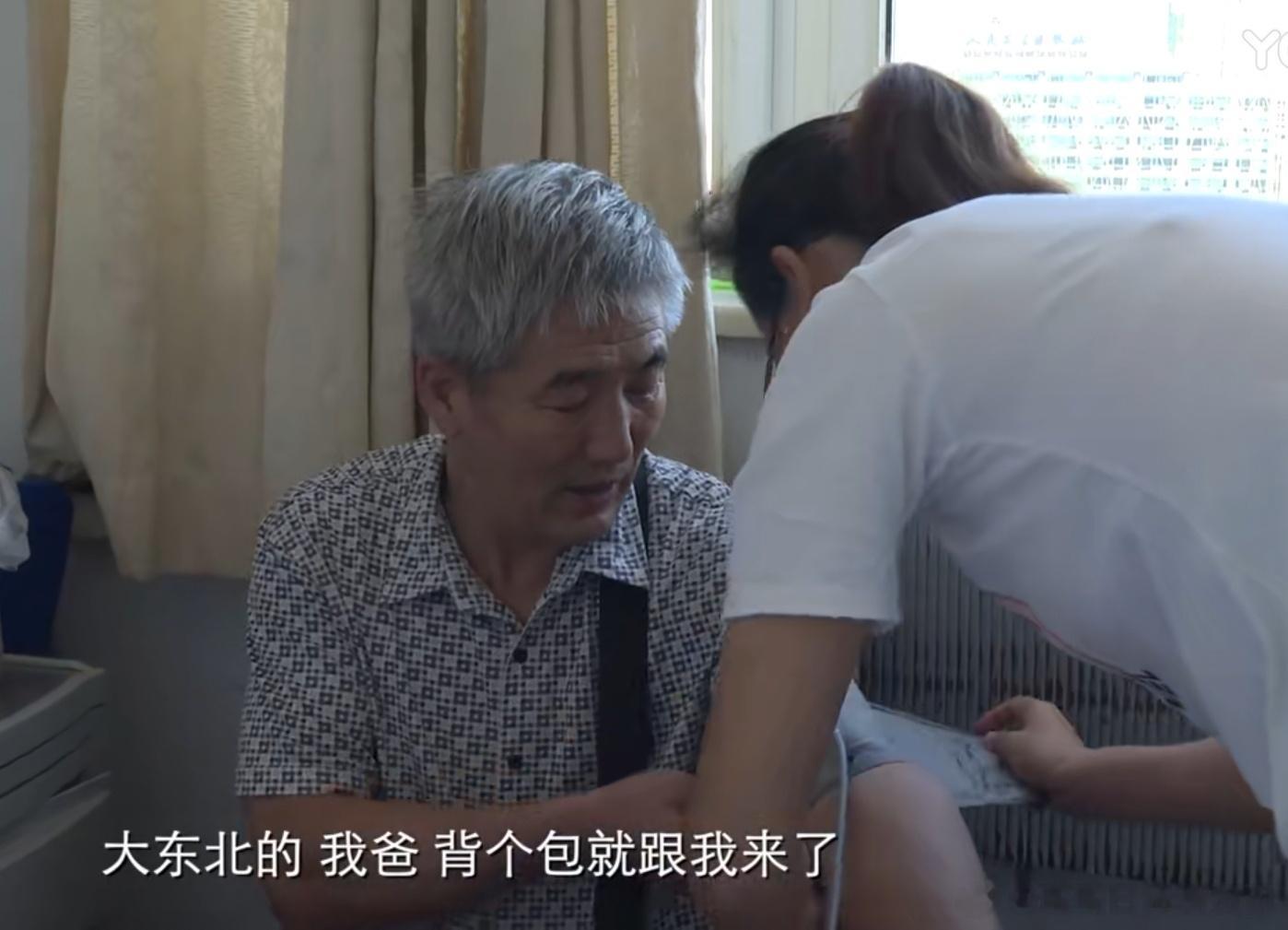 人到中年的女儿看到头发全白的父亲来看患癌的外孙女，含泪感慨“这父母的爱啊，还不起