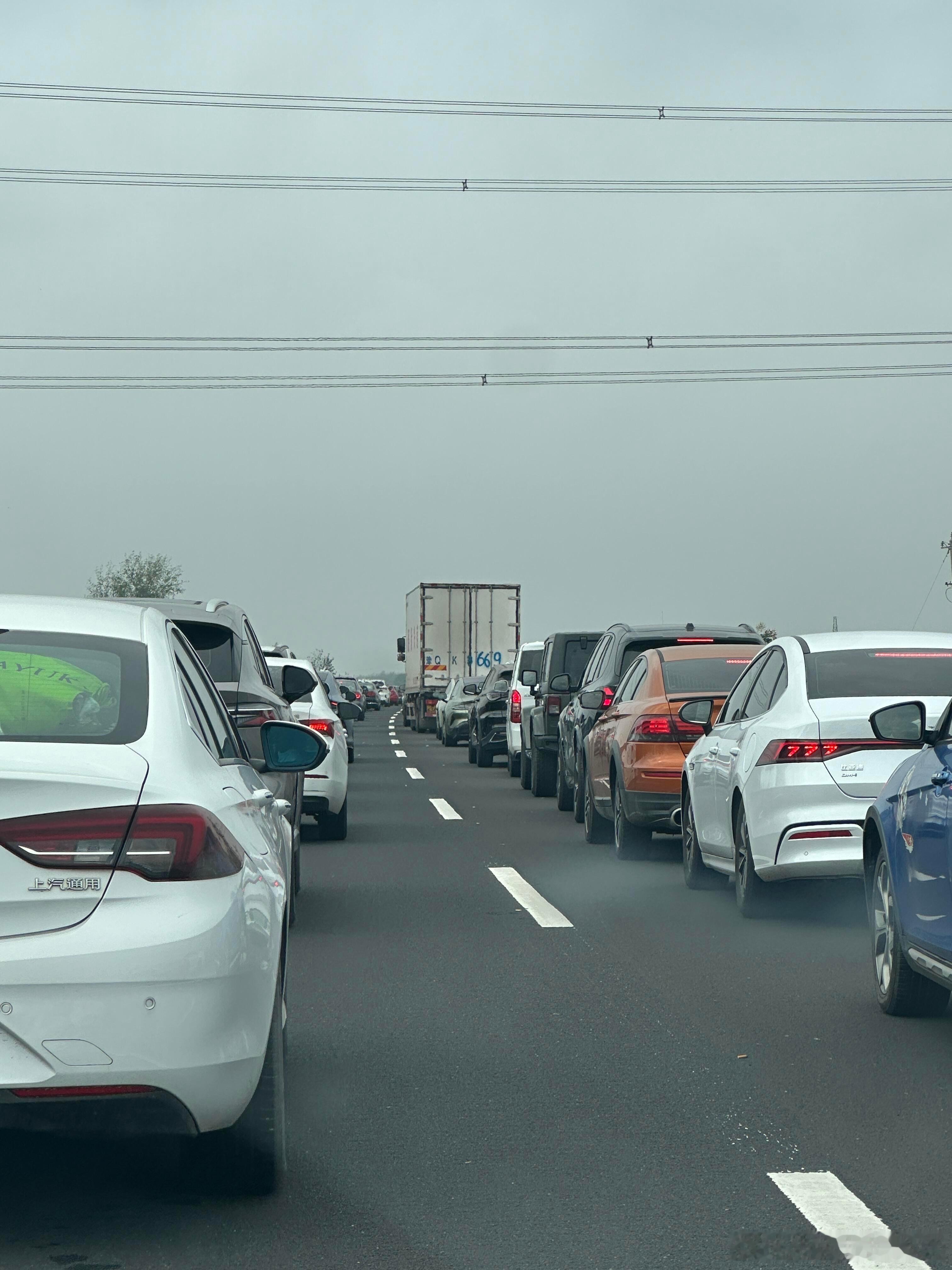 男子7小时开车600公里陪妻子过情人节春节遇堵车敢不敢换路不得不说这是真爱啊，开