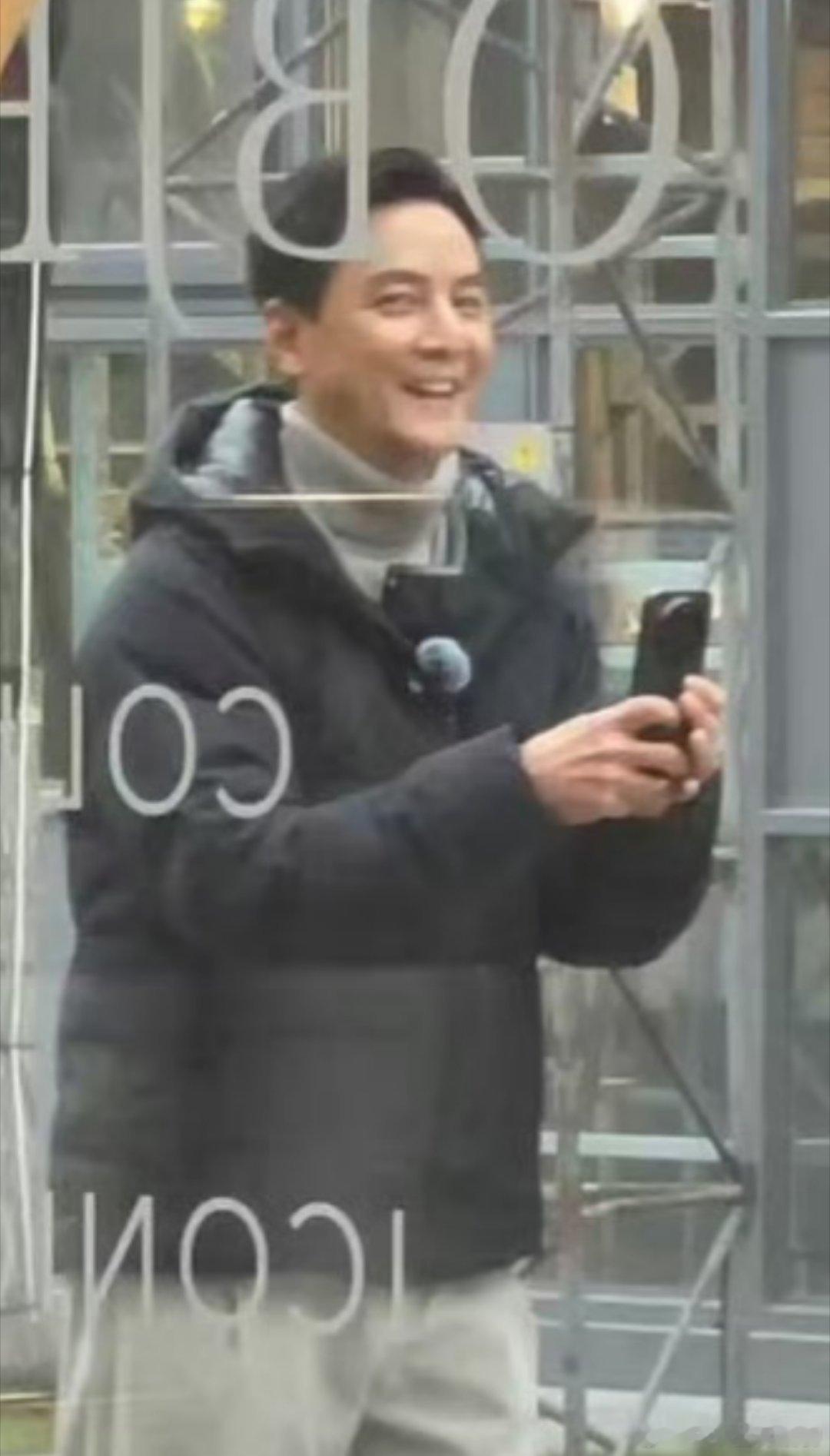 吴彦祖疑似用上小米新机 逻辑猜测下①吴彦祖手上的手机背影和小米14Ultra高度