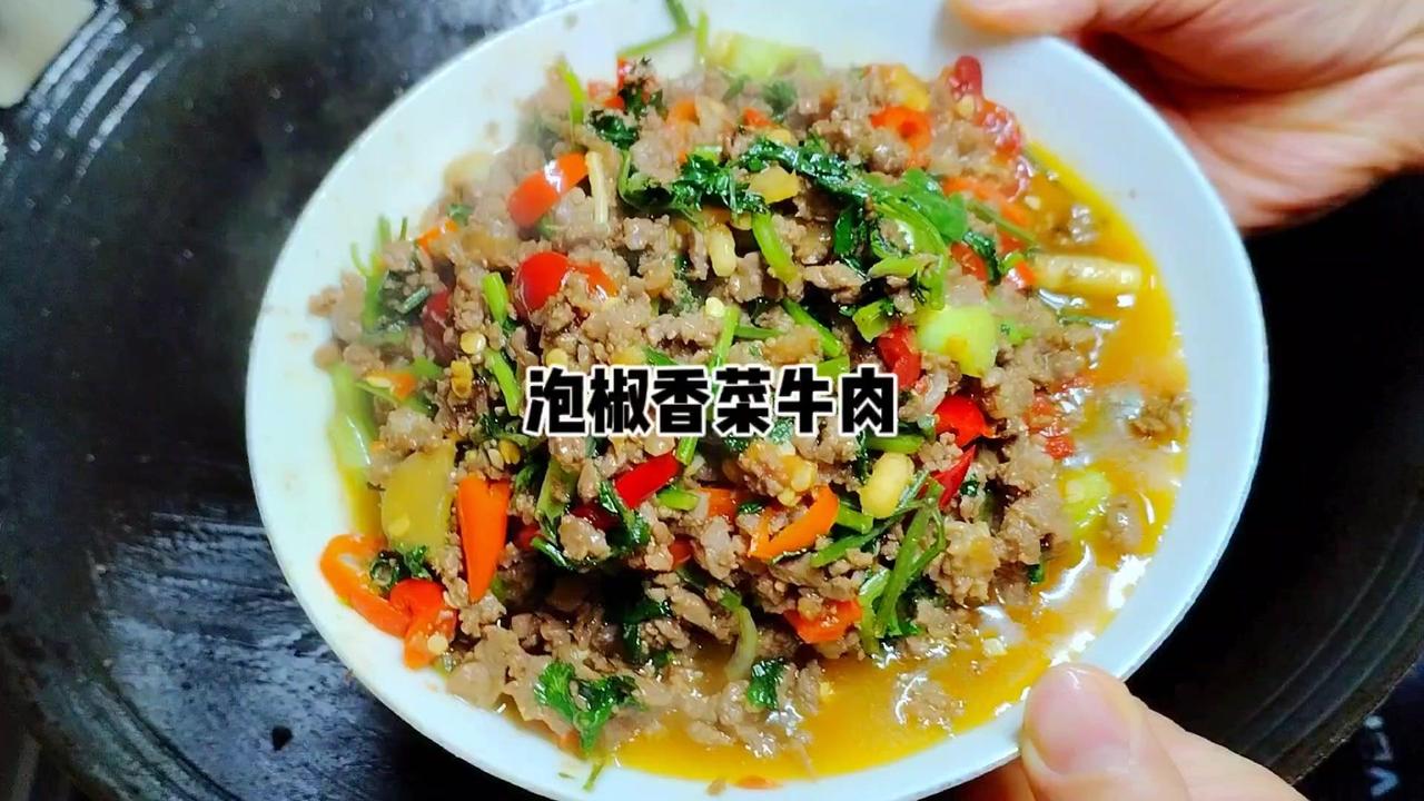 🍲只想安安静静的坐下来，吃口自己喜欢的饭菜。今天分享一个我最喜欢的爆浆香菜炒牛