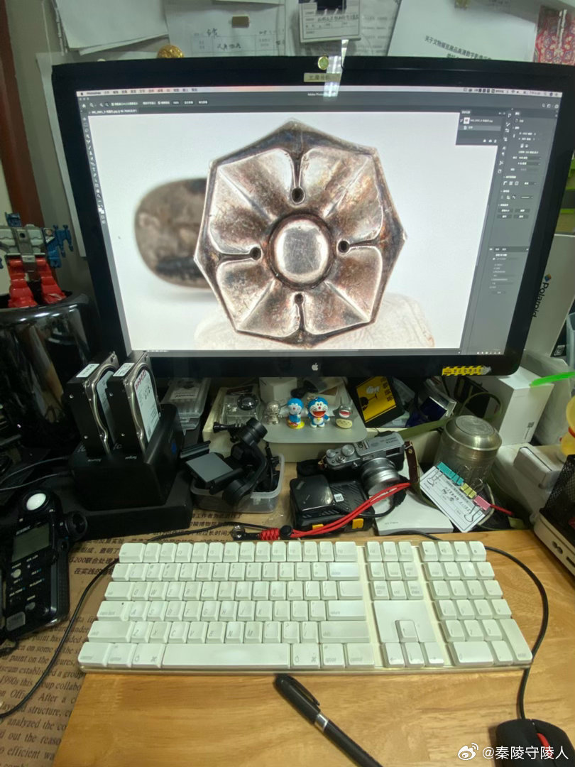 这种纹样叫柿蒂纹 这是一枚秦陵出土的柿蒂纹车马器，银质，精美绝伦。在秦汉先人的宇