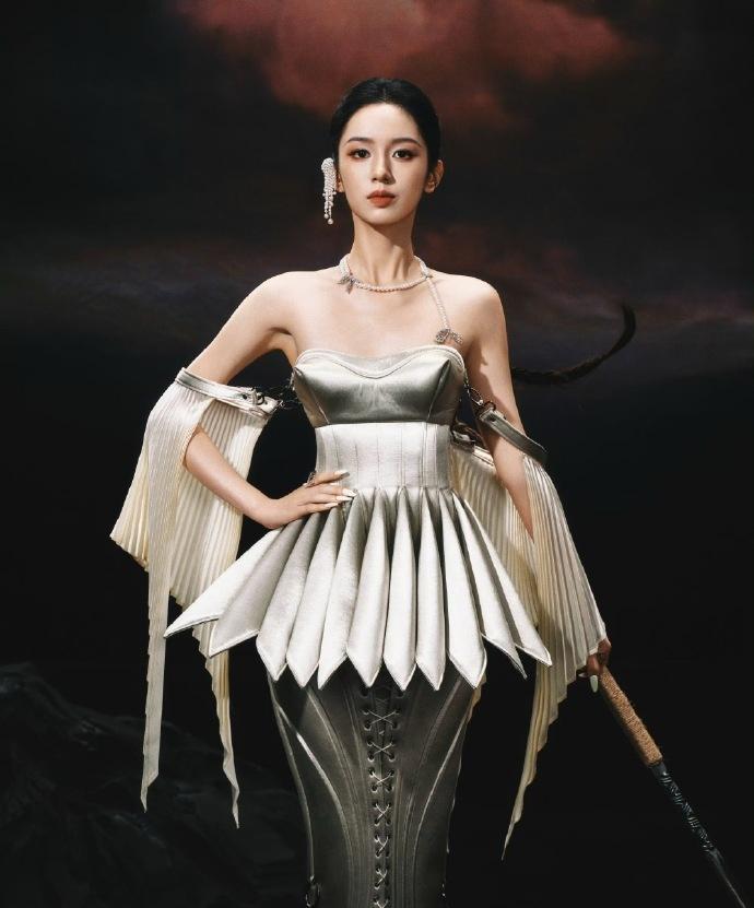 周也的造型真的是温柔刀，白纱看着无害，眼神里的杀气却让人忍不住心动