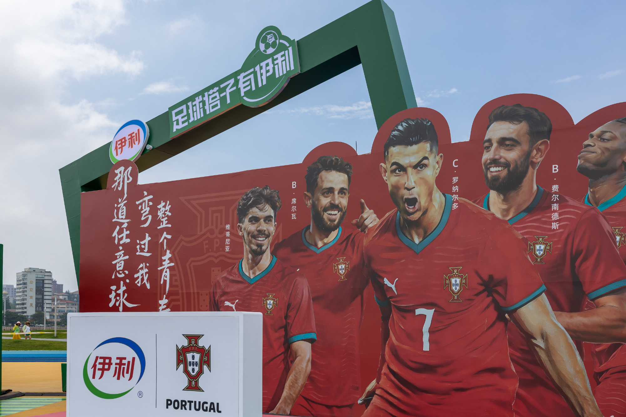 看到海上球场升起的巨幅tifo，脑子里一下就浮现出很多年前熬夜聊球、收集球衣和海