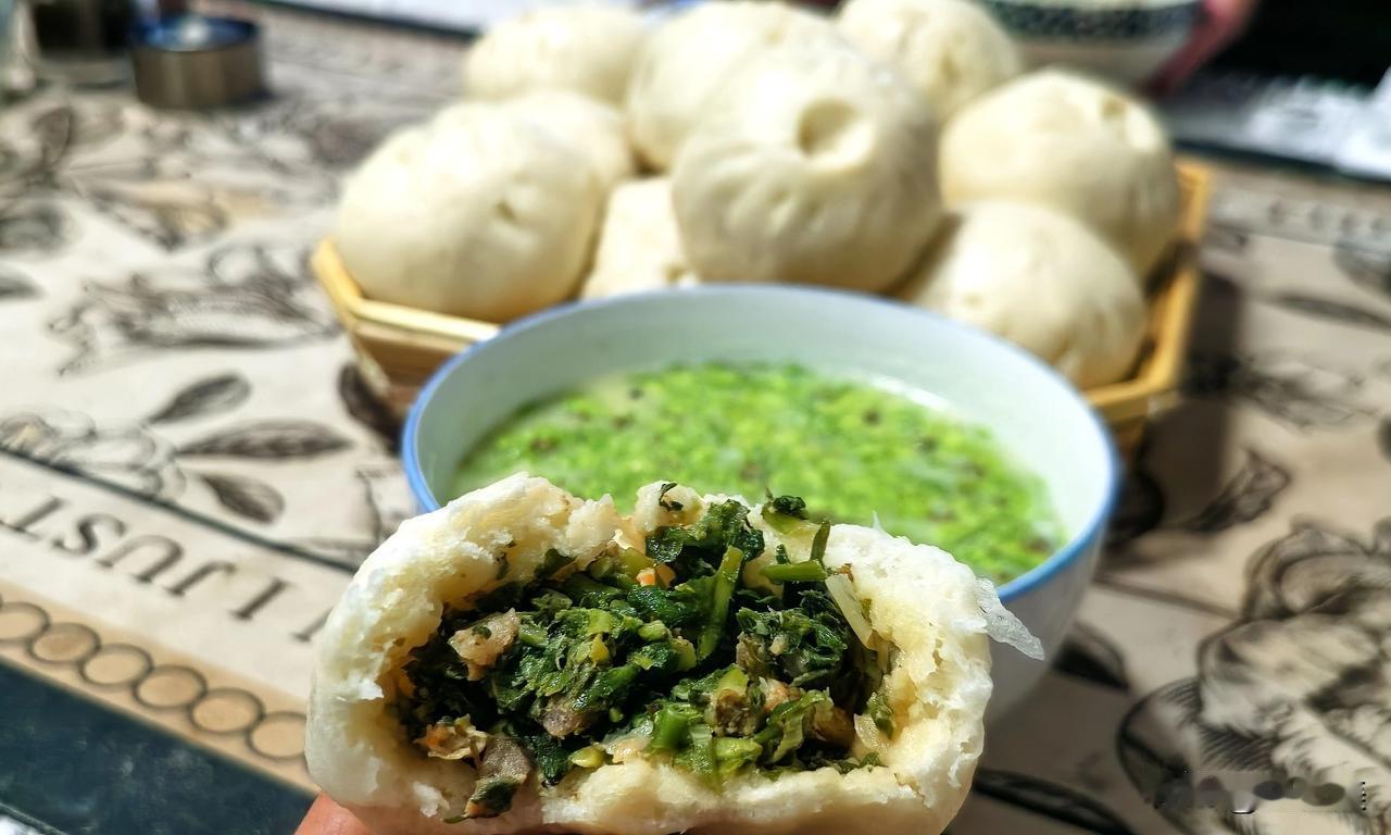 鹧鸪天·春日寻荠桃园
 
十里桃林粉雾飘，停车闲趁艳阳娇。
荠花堆雪铺荒径，嫩棵