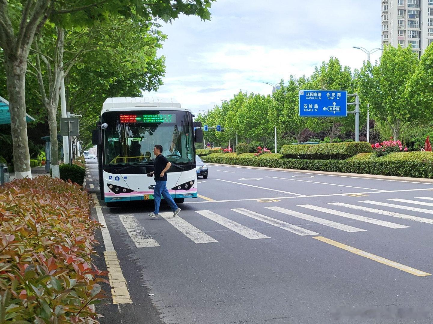 【青岛城运一周获近300条好评！青岛城运绘就文明出行风景线】近日，青岛阴雨天气轮