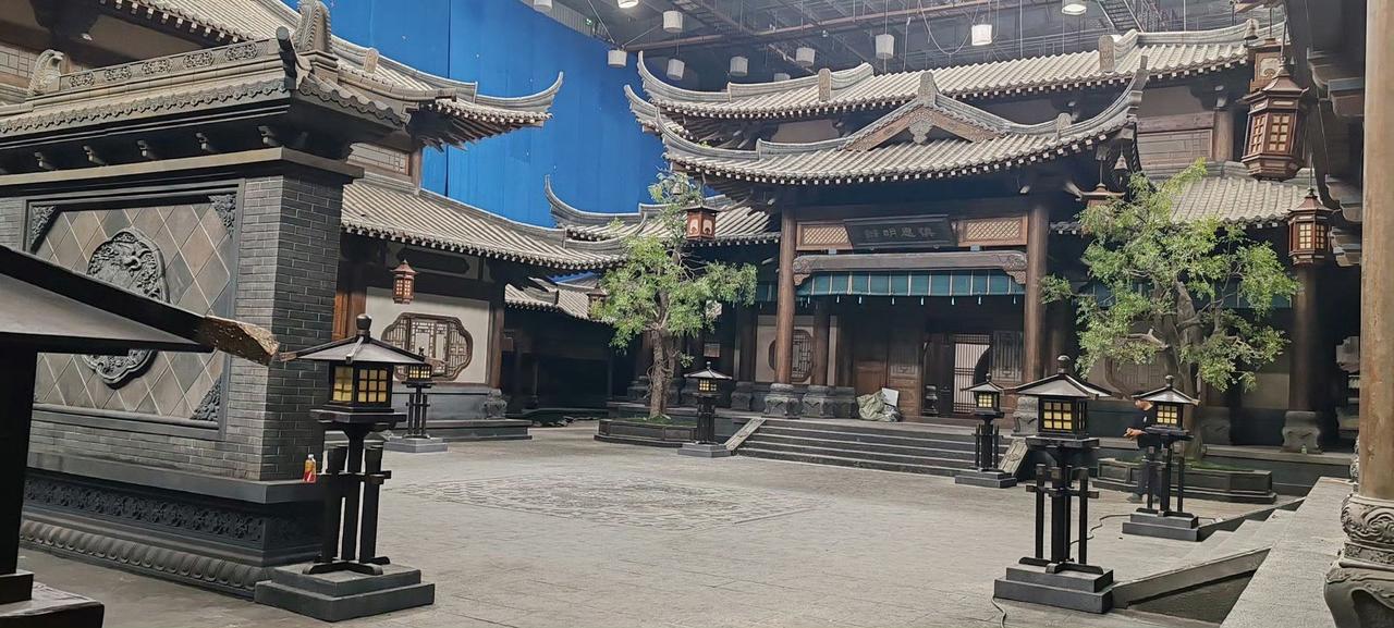 《何不同舟渡》这个新棚的置景也太有韵味了吧，好重工的感觉！3月12号是啥日子？ 