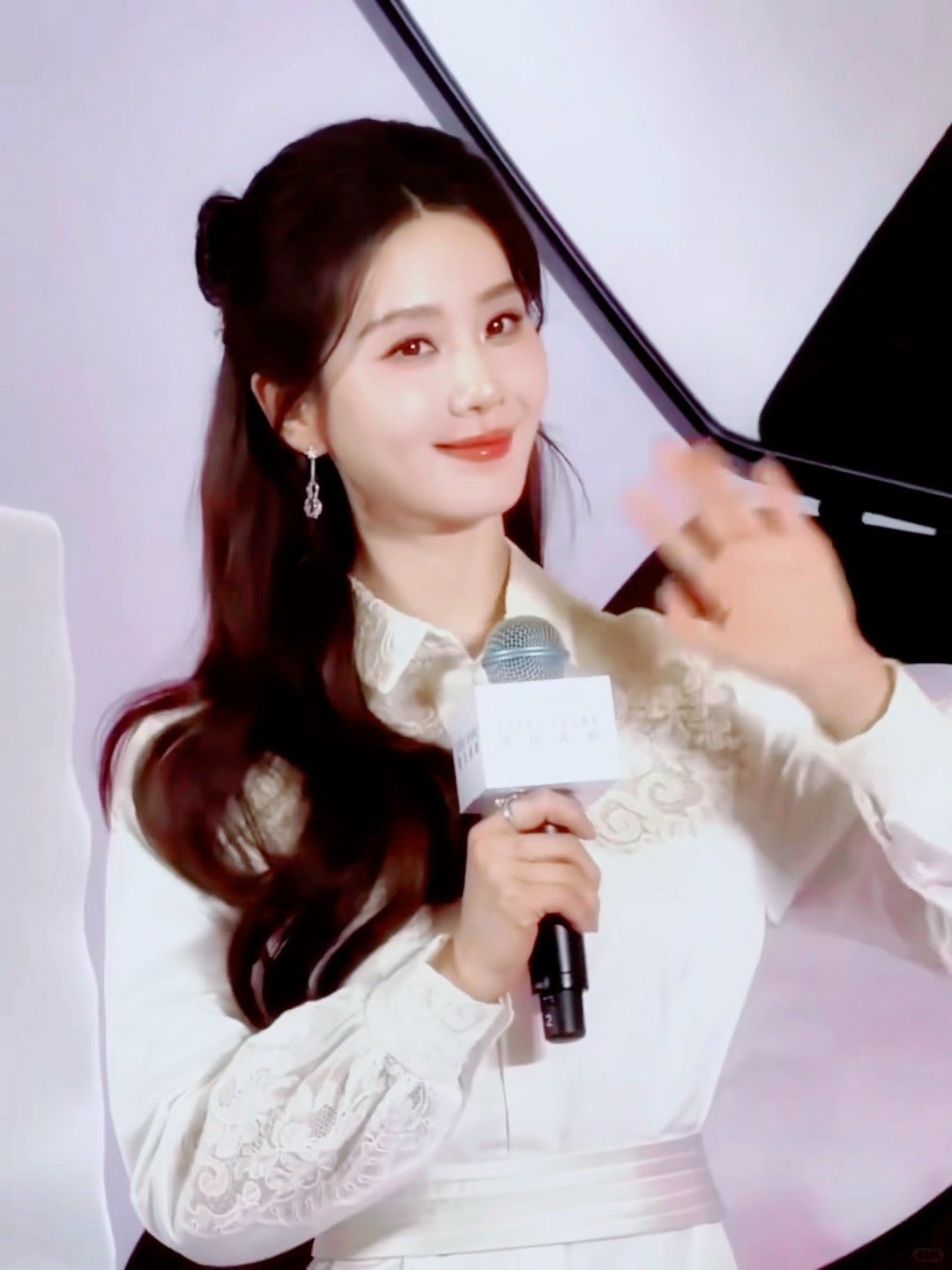 真的会被刘诗诗的东方韵味狠狠戳中，一身镂空衬衫搭配国风裙，气质温柔又清雅，一颦一