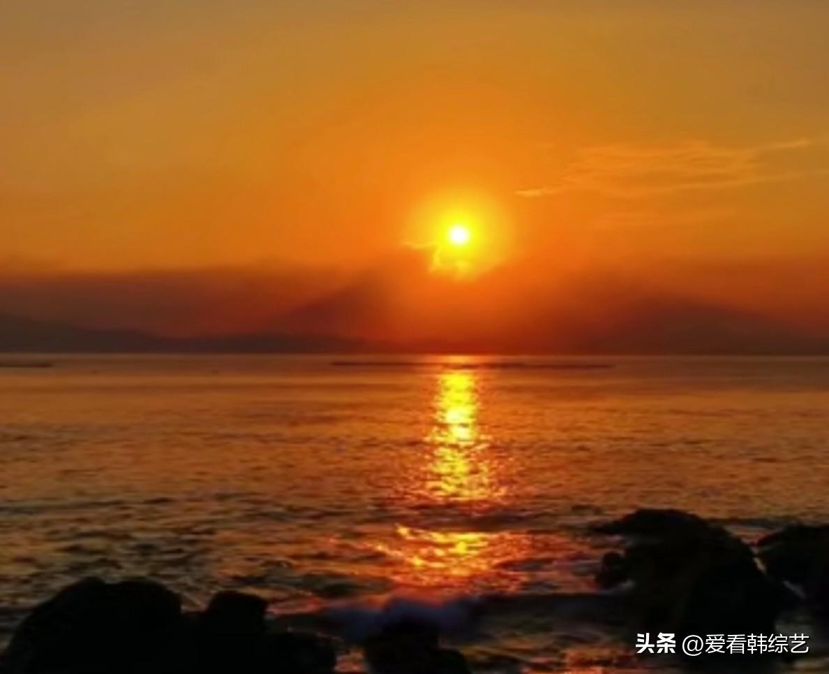 晒图笔记大赛落日悬于海面，滚烫金辉铺洒万顷碧波，一道耀眼金光自太阳延伸至岸边。礁