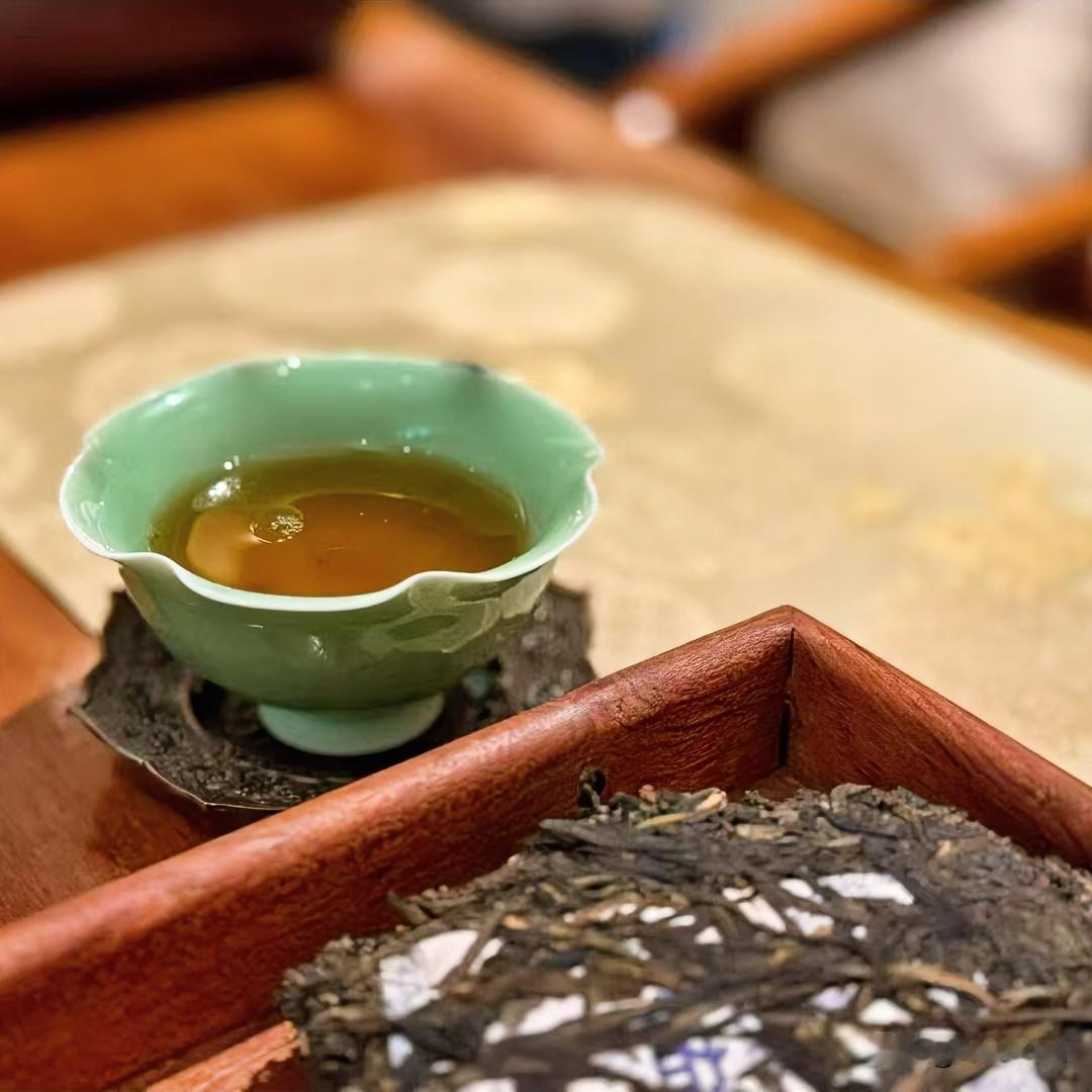 普洱茶生茶你真的懂吗?

午后，喧嚣渐远，沏一杯清茶。看热气袅袅，茶叶舒展，纷扰