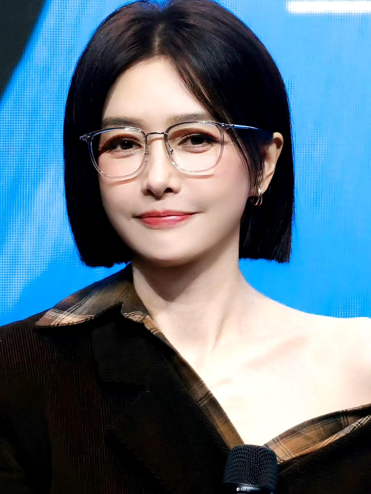 谁说秦岚只能是富察皇后？这组‘文艺创作者’写真，眼镜杀太绝了！秦岚 高雅气质美女