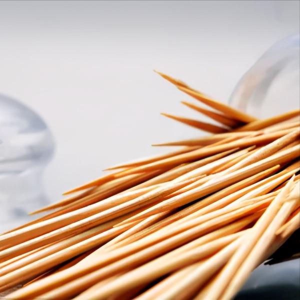 一根牙签只卖几分钱，而世界著名的牙签大王霍斯特却能靠着年产500亿根的庞大数量，