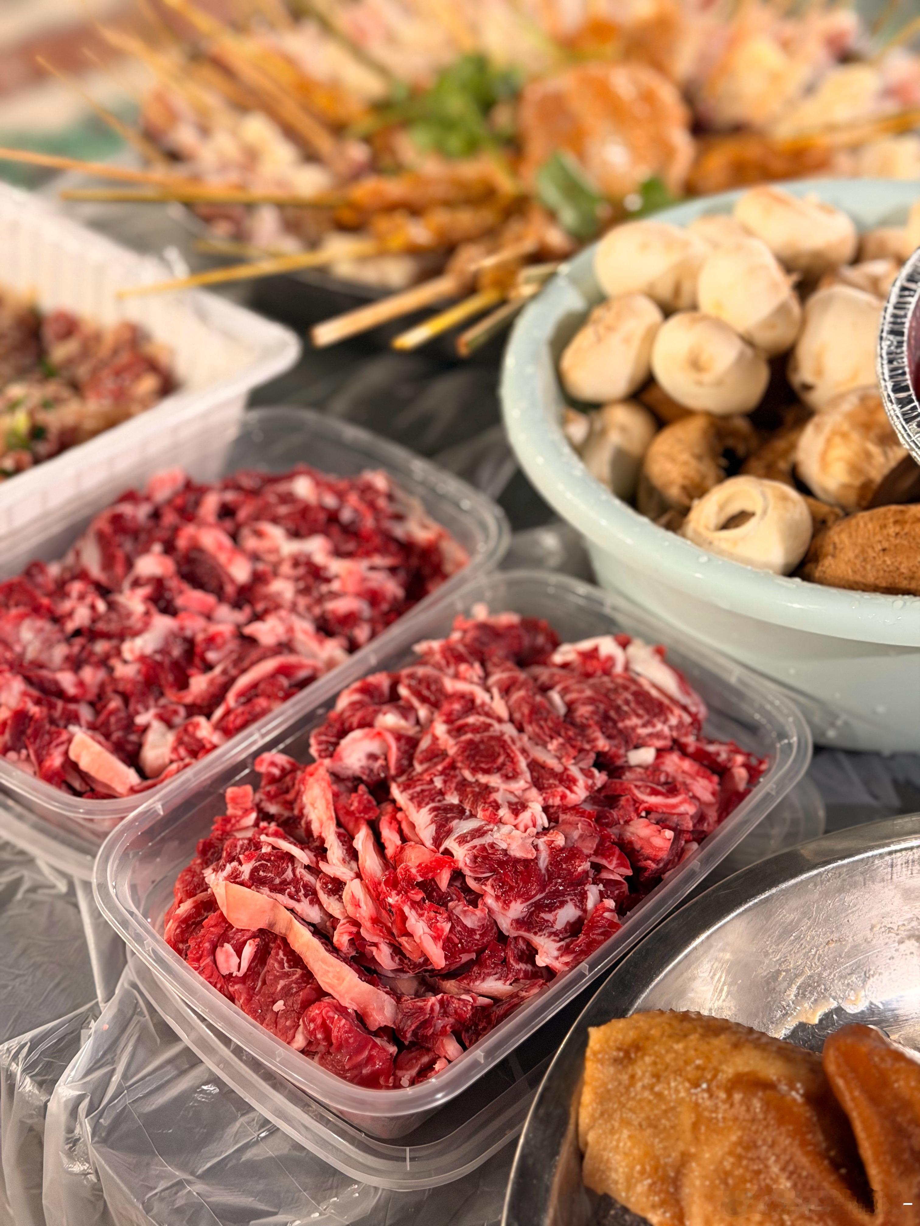 终于！周五晚和好朋友们补圣诞啦🎄定了烧鸟、山姆烤肉、潮汕牛肉店烤肉肋条！不得不