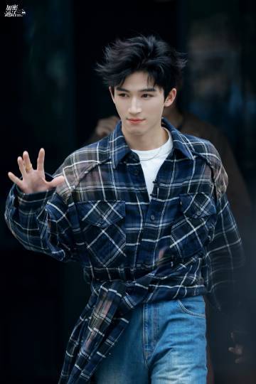 #王星越深蓝格子衫# hi6上班路透真的是太养眼了吧，咱们的王星越深蓝格子衫搭配