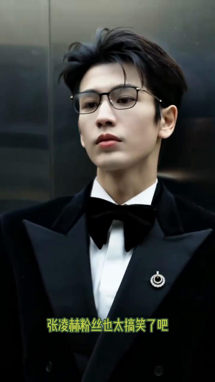 笑死，张凌赫粉丝也太搞笑了。因为张凌赫线下活动人气太高，粉丝直接把商场玻璃门挤破