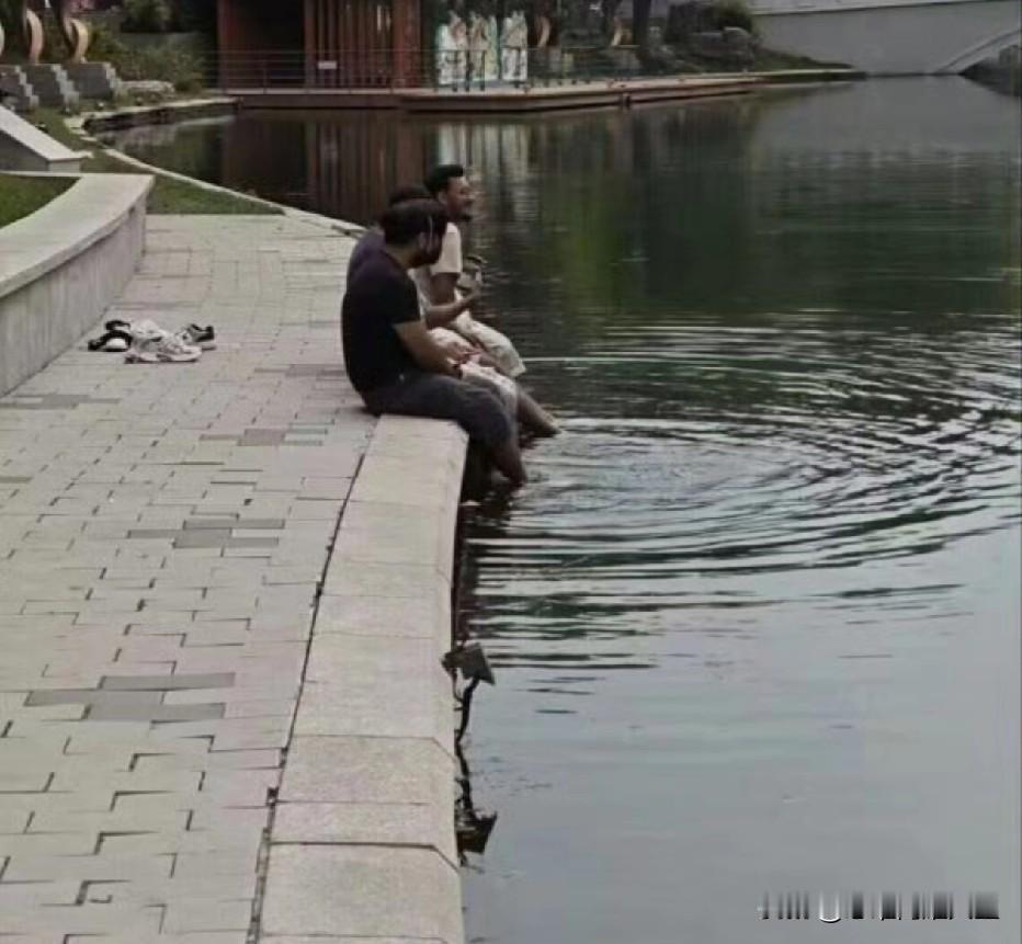 好家伙，想不到帝都的朝阳公园，竟然也没逃到三哥的魔爪，纷纷把脚泡在湖里吹牛皮了！