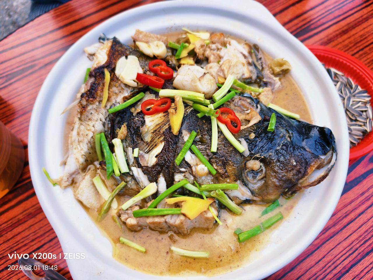 夏日生活打卡季鱼头炖豆腐：它们是最佳食材搭配之一，含丰富的蛋白质，既利于人体吸收