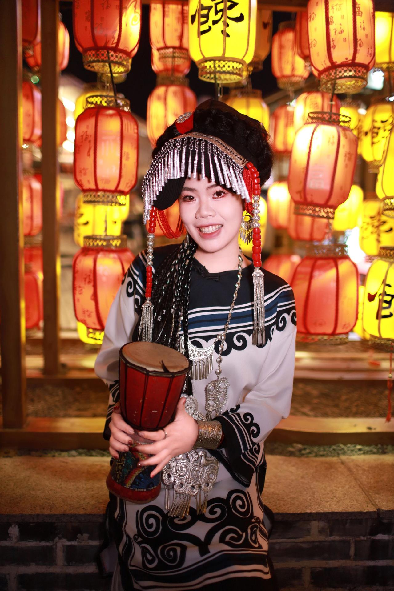 彝族姑娘。偶遇古镇，随了几张少数民族服饰 少数民族服饰有多绝 少数民族文化 民族