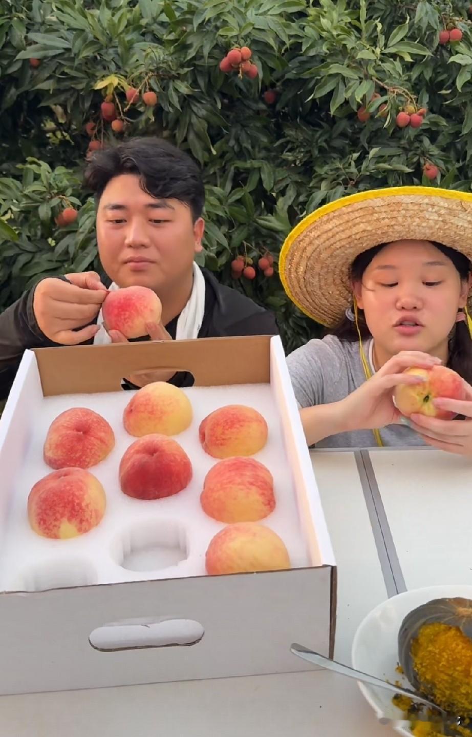 张家齐直播间头戴草帽，和全进华卖水蜜桃呢，这款桃子看着真不错，个大汁水多，来自于