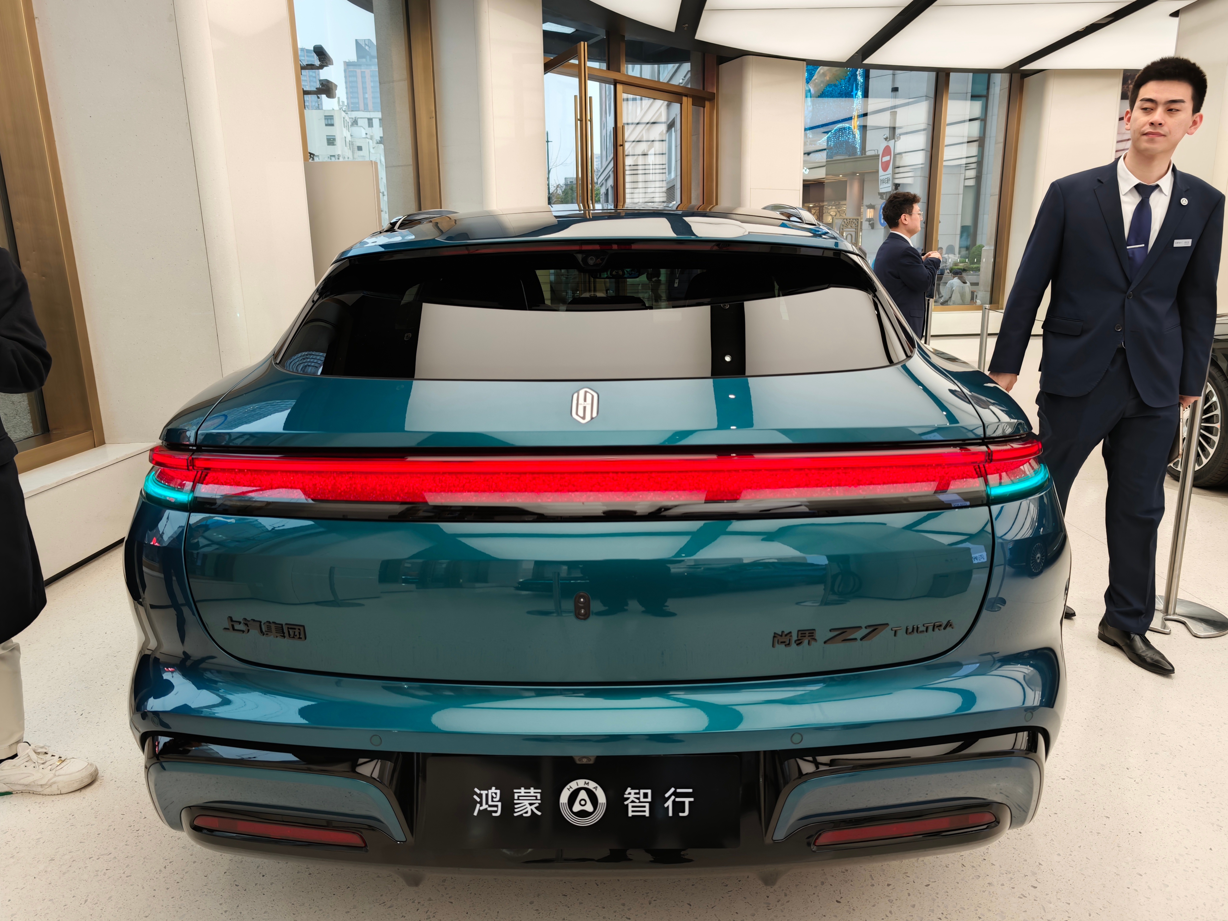 看了一下尚界Z7T的实车，漆面质感的确不错，前后灯光的星河效果也挺高级，不知道这