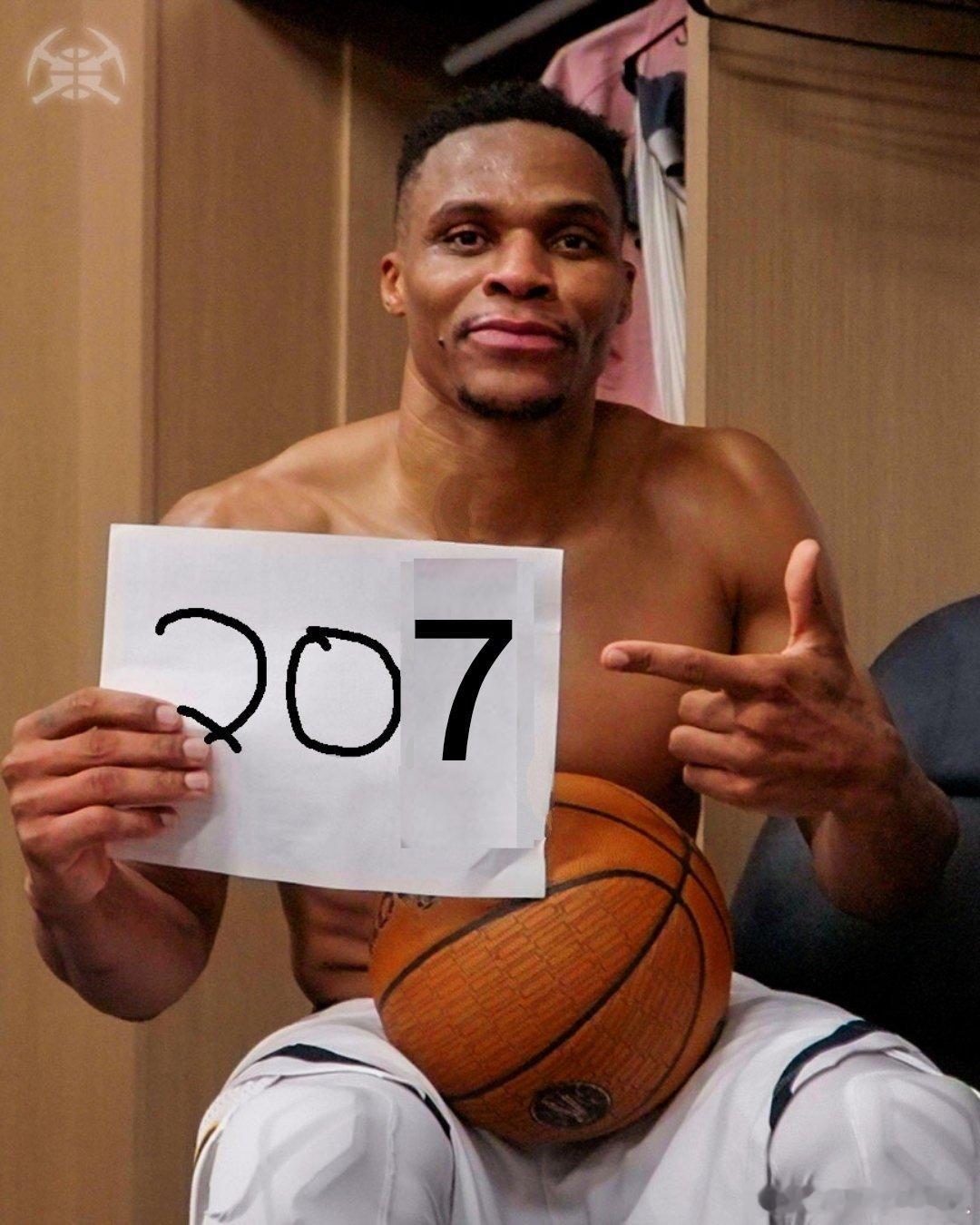 威少三节三双 熟悉的威少回来了 国王客战步行者，威少三节结束已经拿到三双，收获个