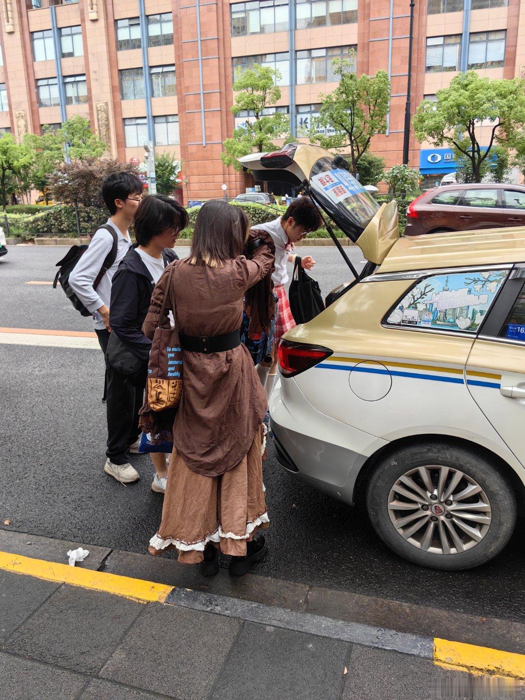 在上海发现一个感受鲜明的现象：本地出租车、网约车司机大多不会主动帮乘客搬运行李，