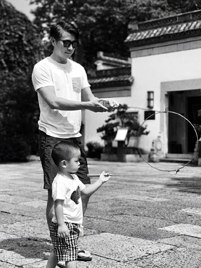 保剑锋妻子何伽好挺漂亮的，只要姐姐足够漂亮，弟弟再帅也配得上。他们夫妻虽然相差七