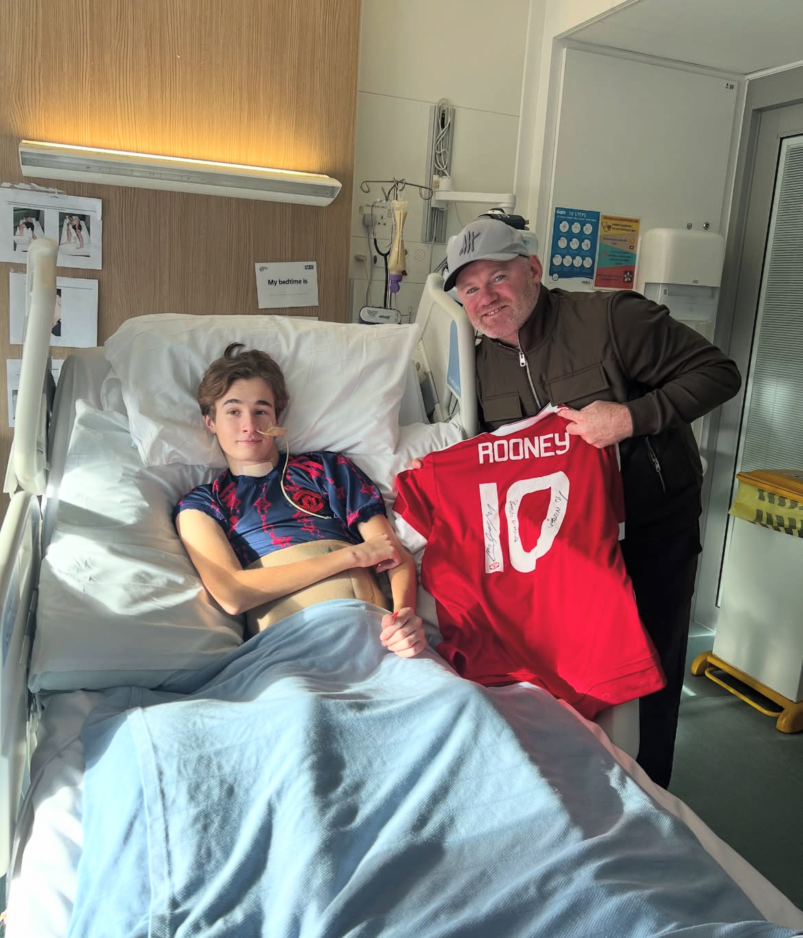 昨天，鲁尼去到利物浦的Alder Hey儿童专科医院看望了15岁的曼联球迷Mor