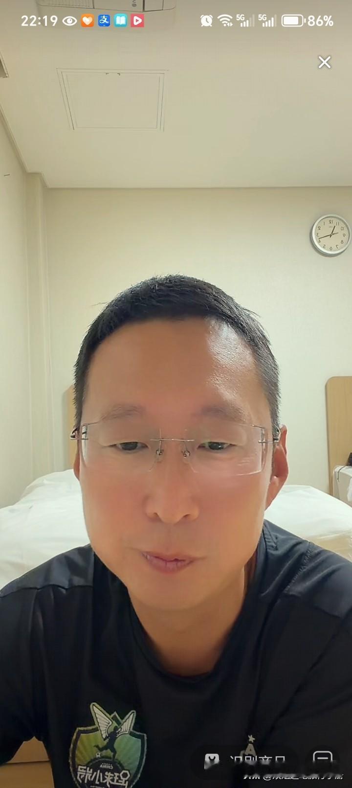 班尼说：传话的是二狗子家长。
终于明白韩国花郎杯主办方为什么跟董路闹不愉快。原来
