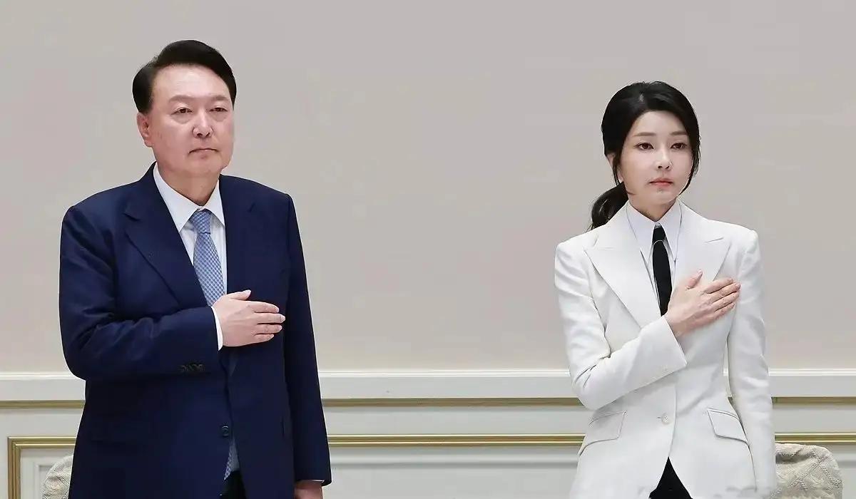 金建希判了！前韩国第一夫人尹锡悦的妻子金建希被判处一年零八个月监禁。按说犯罪所得