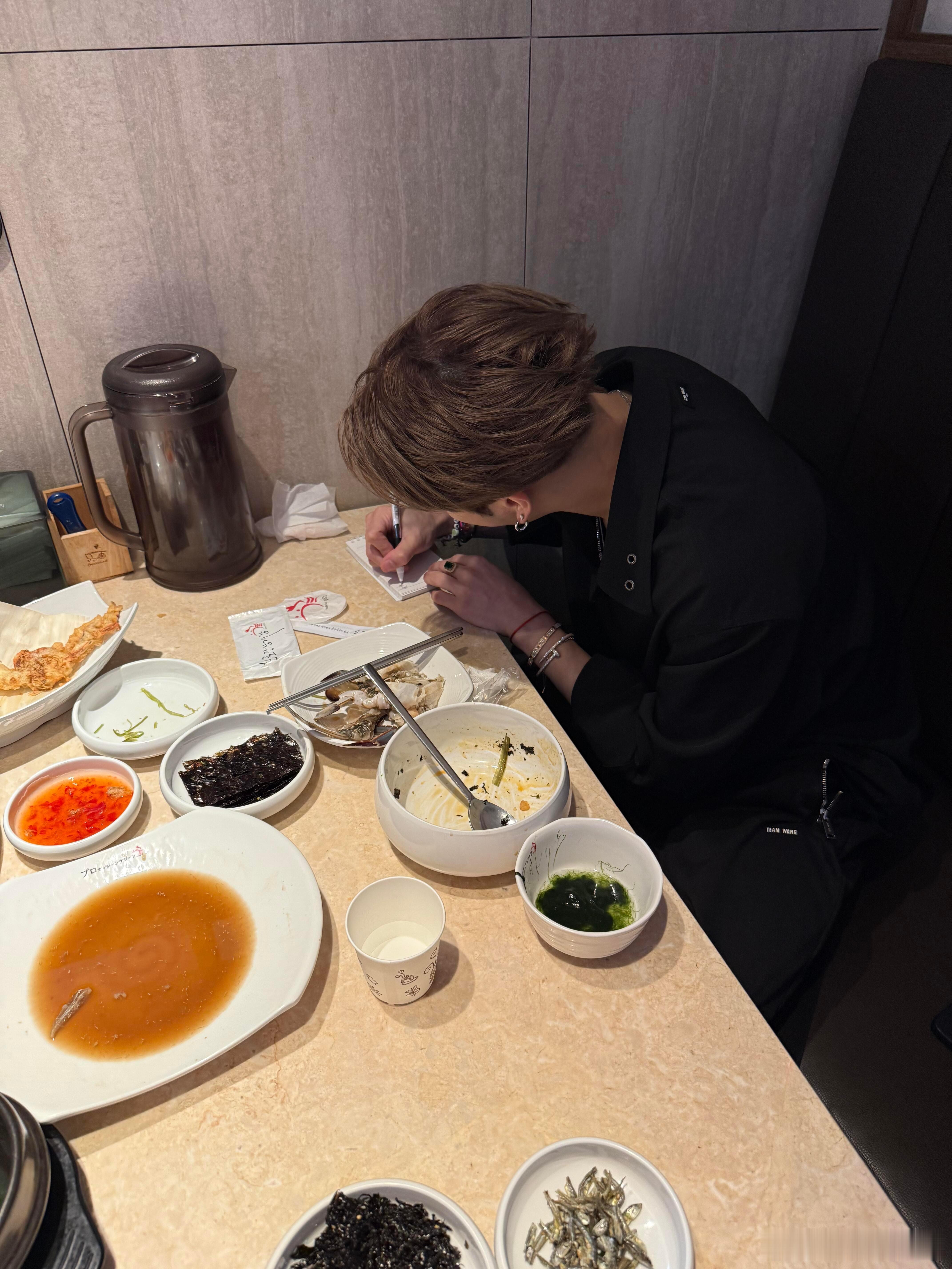 王嘉尔食物中毒前阵子一直健身增肌减脂 吃的比较清淡 昨晚的酱蟹生冷的估计被刺激到