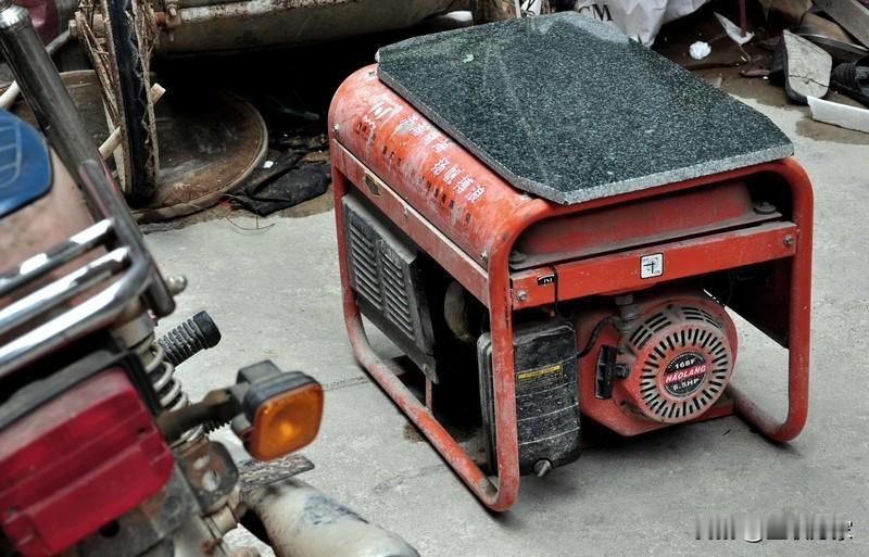 何健麒工作室被网友举报涉毒这事儿，热度直接拉满，相关话题有6亿阅读量。开场就像一