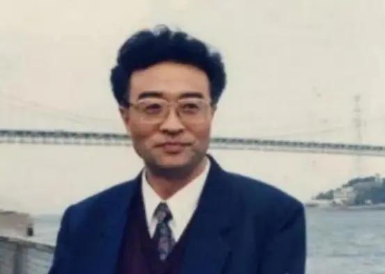 他叫刘铁骑，是大贪官刘青山的儿子，父亲在1952年被枪毙的时候，刘铁骑才6岁，底