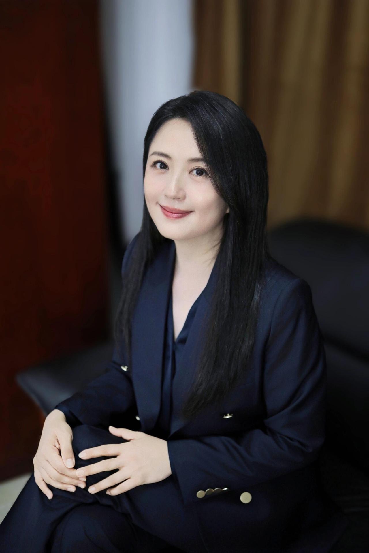 如今51岁的她，素颜、片场抓拍、古装戏造型全都状态在线，肉眼可见的逆龄感，再加上