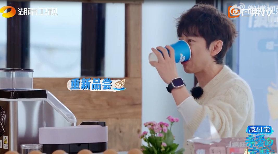 何炅也被秦岚的榨汁呛到了何老师被呛到之后的小表情又可爱又好笑，一点偶像包袱都没有