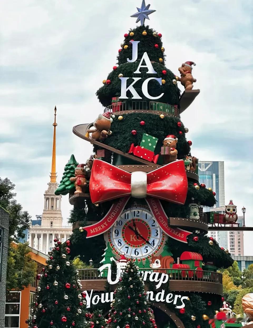 魔都圣诞节🎄
在冬天，在魔都，
有圣诞树的地方就有浪漫和欢乐。
你是玲儿，我是