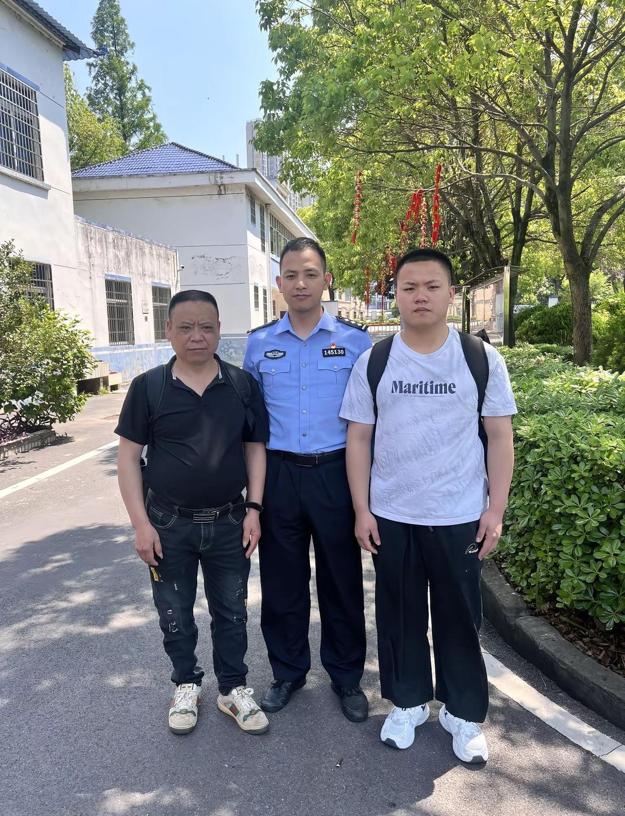 hello大家好 我是梅姨案被拐男孩钟彬，我们家庭曾经也淋过雨 现在也想为别人撑