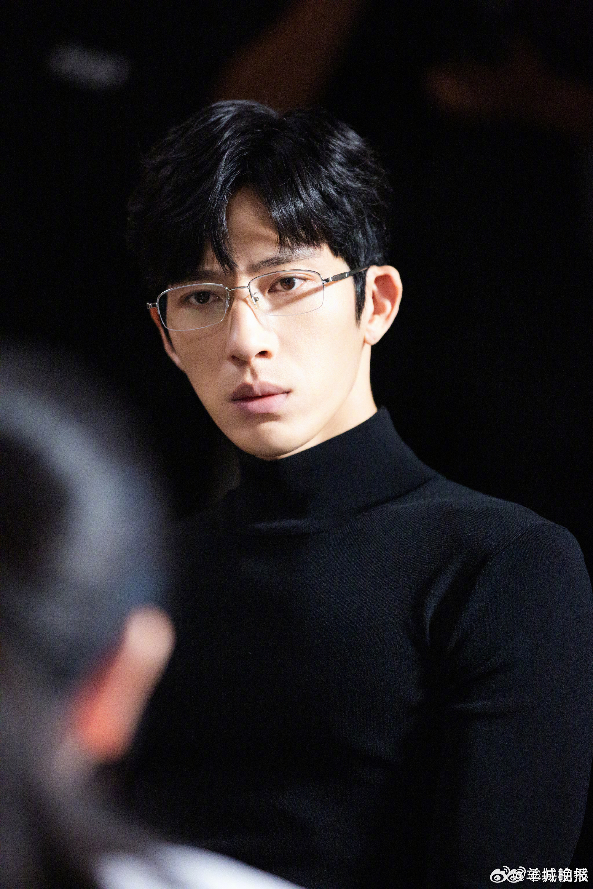 【#井柏然自曝新剧高光戏被删#】近日，演员井柏然在与网友互动时坦言，其在刑侦悬疑