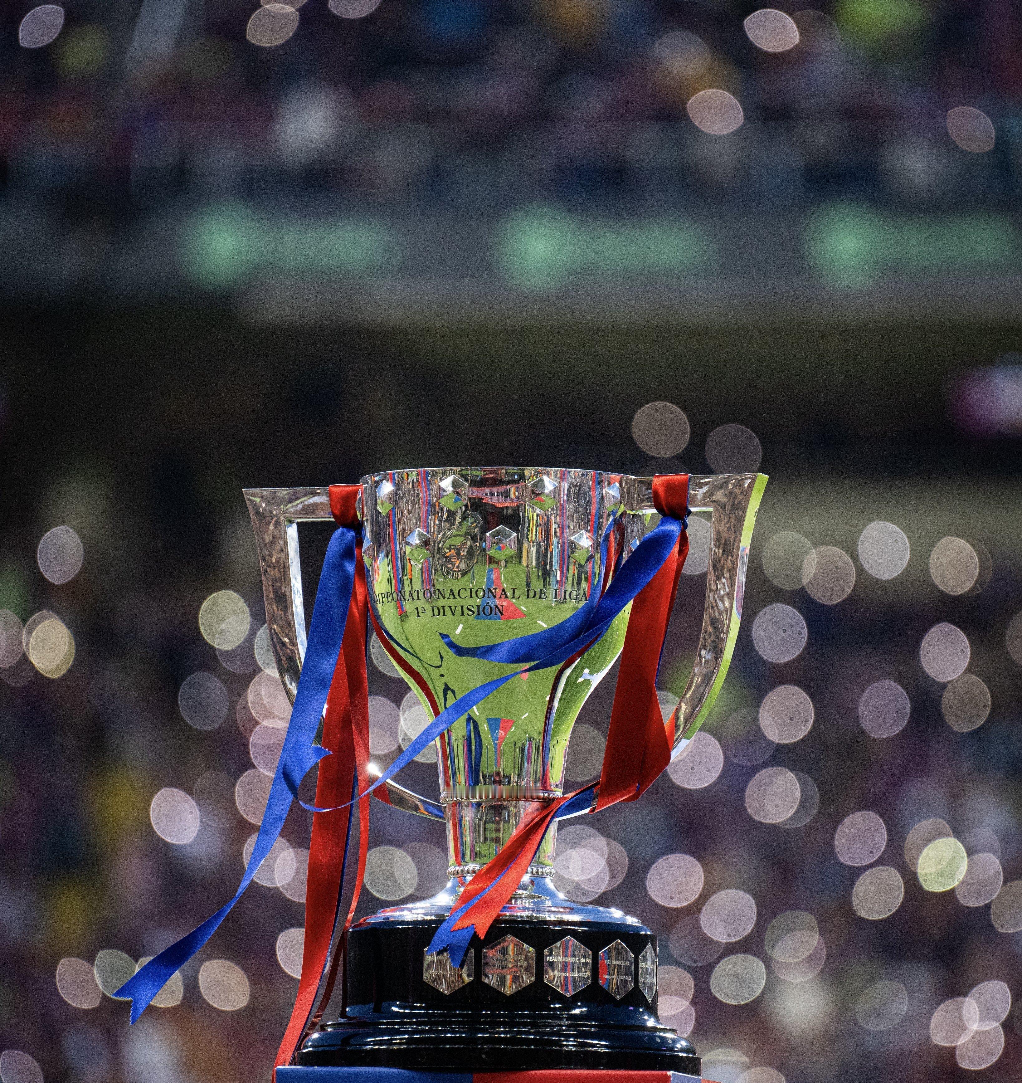 世体：明天巴萨面对皇马保持不败，就将在赛后现场领取西甲冠军奖杯🏆🏆🏆🏆巴