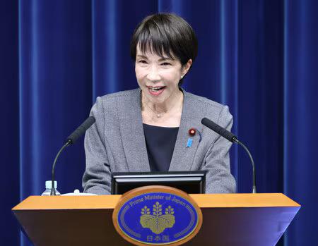 高市早苗，明显收敛了。
就在外界仍在关注日本对华、对台强硬走向之际，日本首相高市