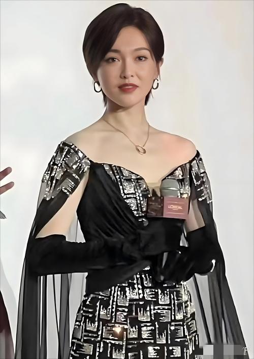 爆！内娱甜妹天花板“造反”！41岁唐嫣一刀剪断20年滤镜，少女感滚蛋！
 
内娱