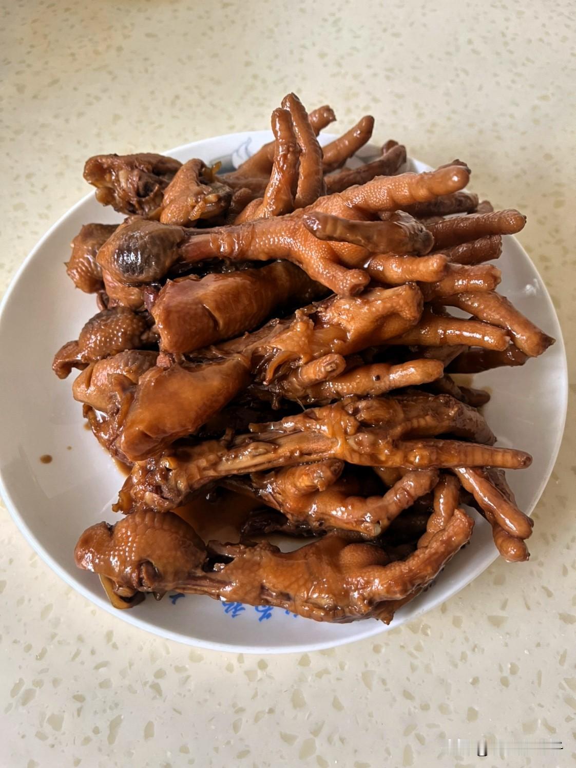 暑假期间，小孙子回来了，我的主要任务就是做饭、陪写作业。

今天小孙子无意中说起