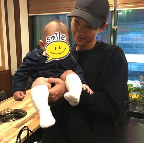 以为宋仲基儿女双全赢麻了？他正被真实的跨国婚姻疯狂折磨。  老婆凯蒂带着一儿一女