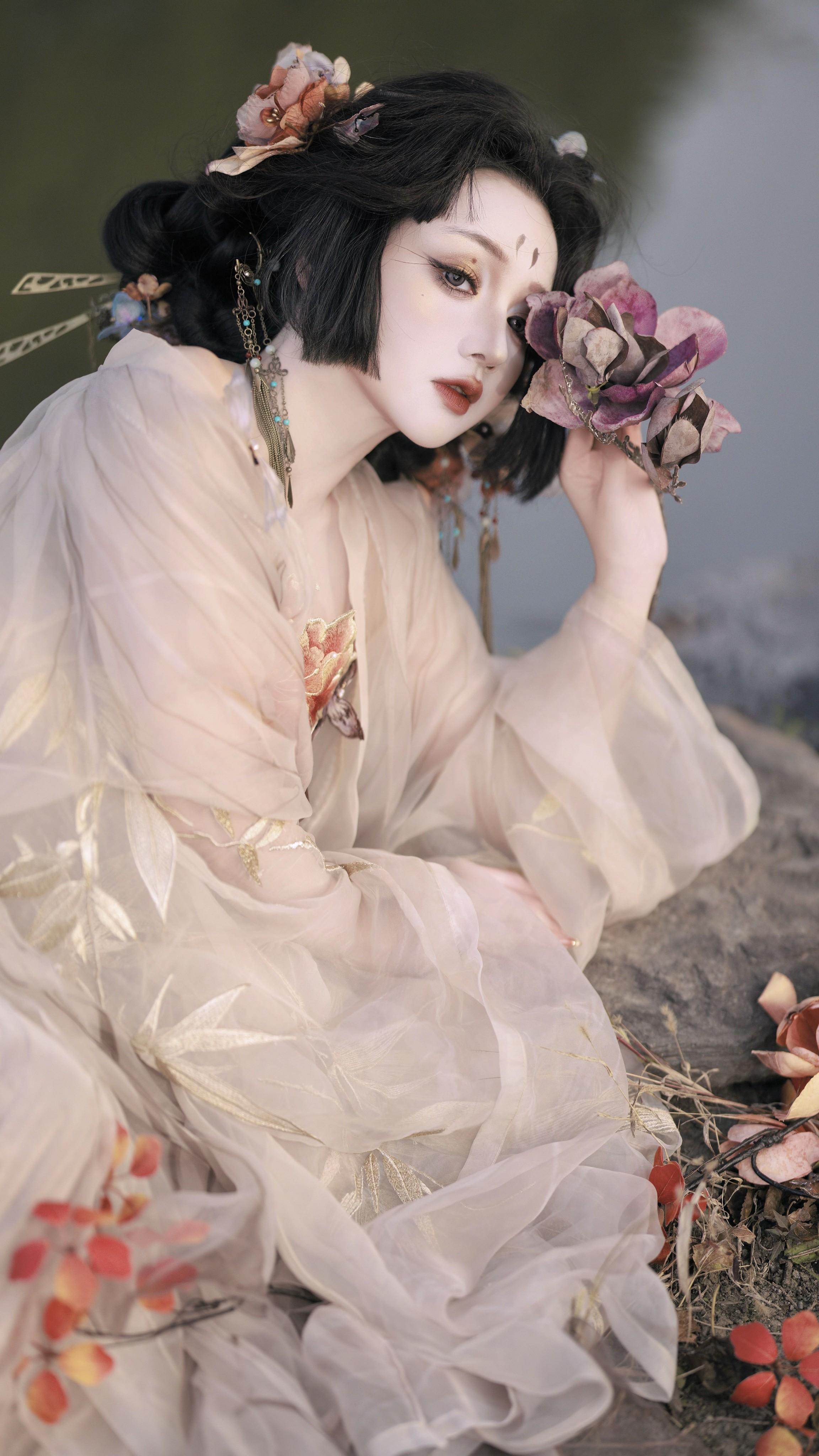 飞蛾没有火。出镜：猫猫猫阿姨 妆造：穆然