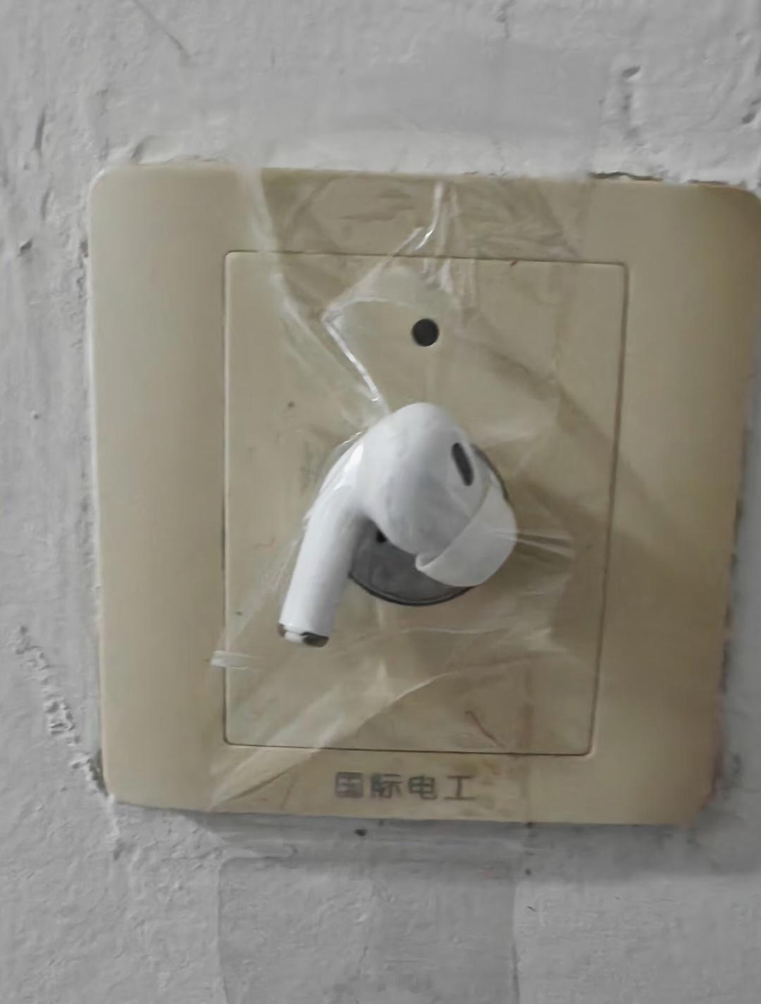 新时代的读书偷光，把耳机粘在走廊声控灯上