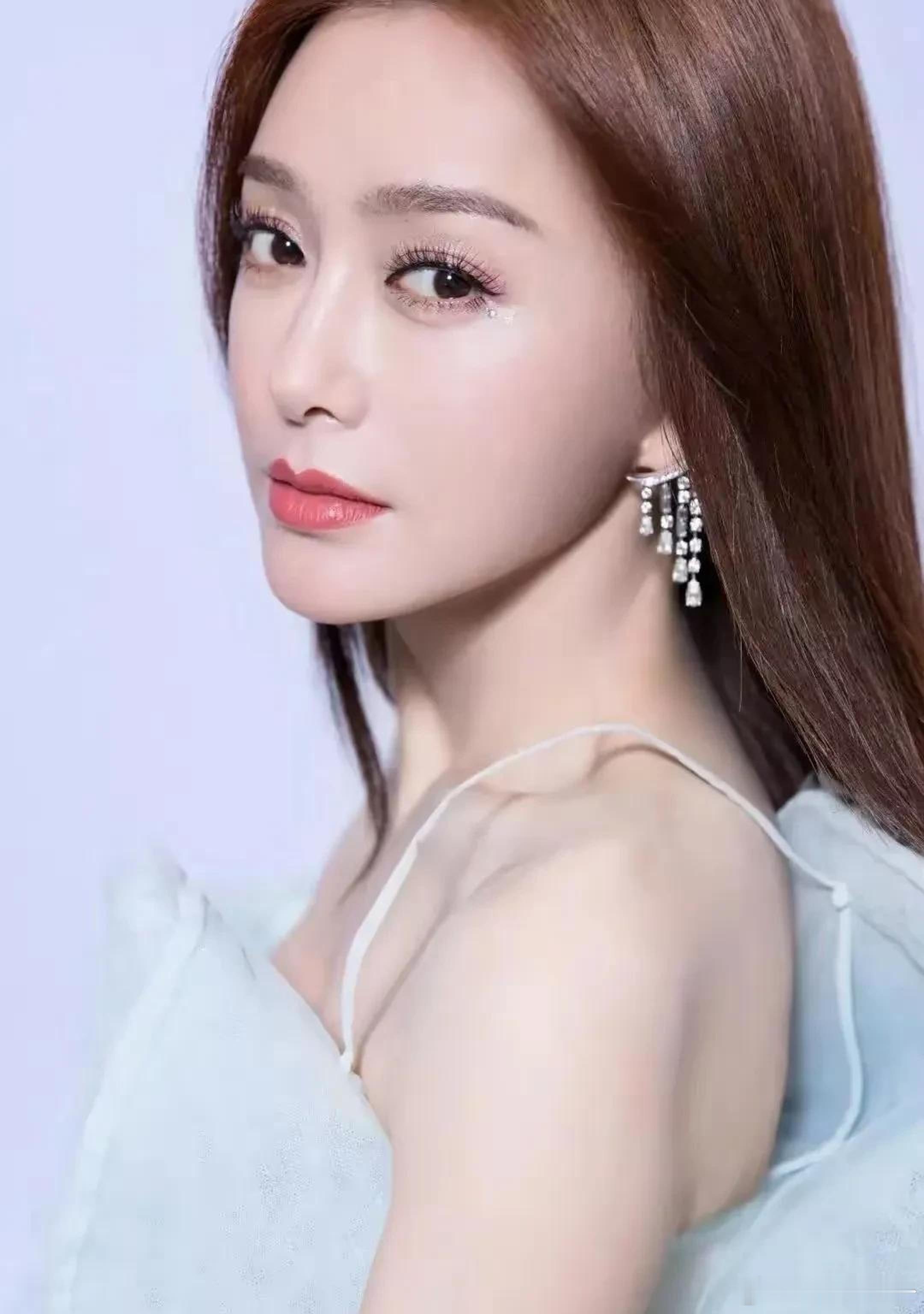 秦岚状态真棒，看着就精神，让人羡慕！ ​​​