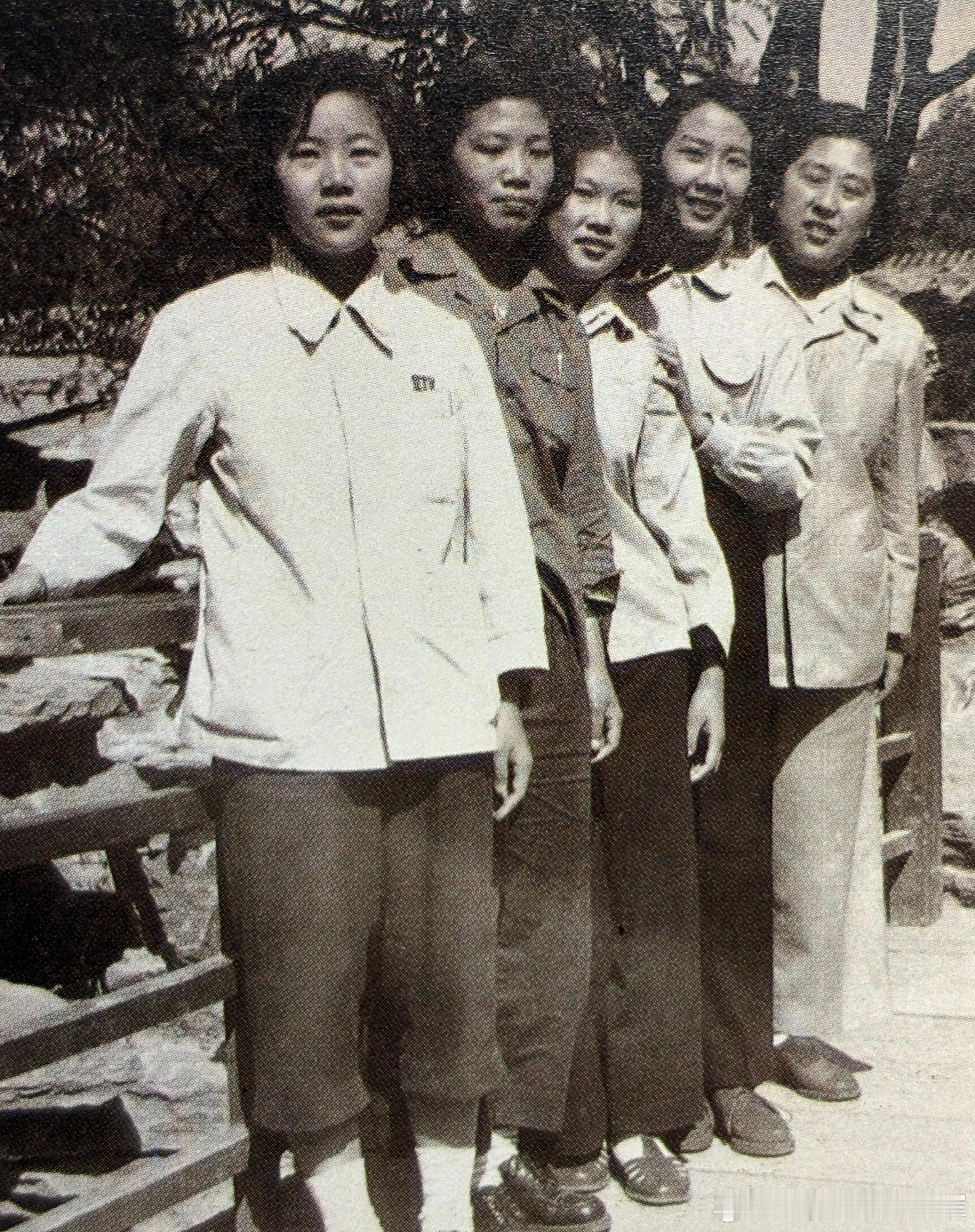1954年9月首届全国人民代表大会几位女代表合影，依次为汤桂芬、裔式娟、郝建秀、