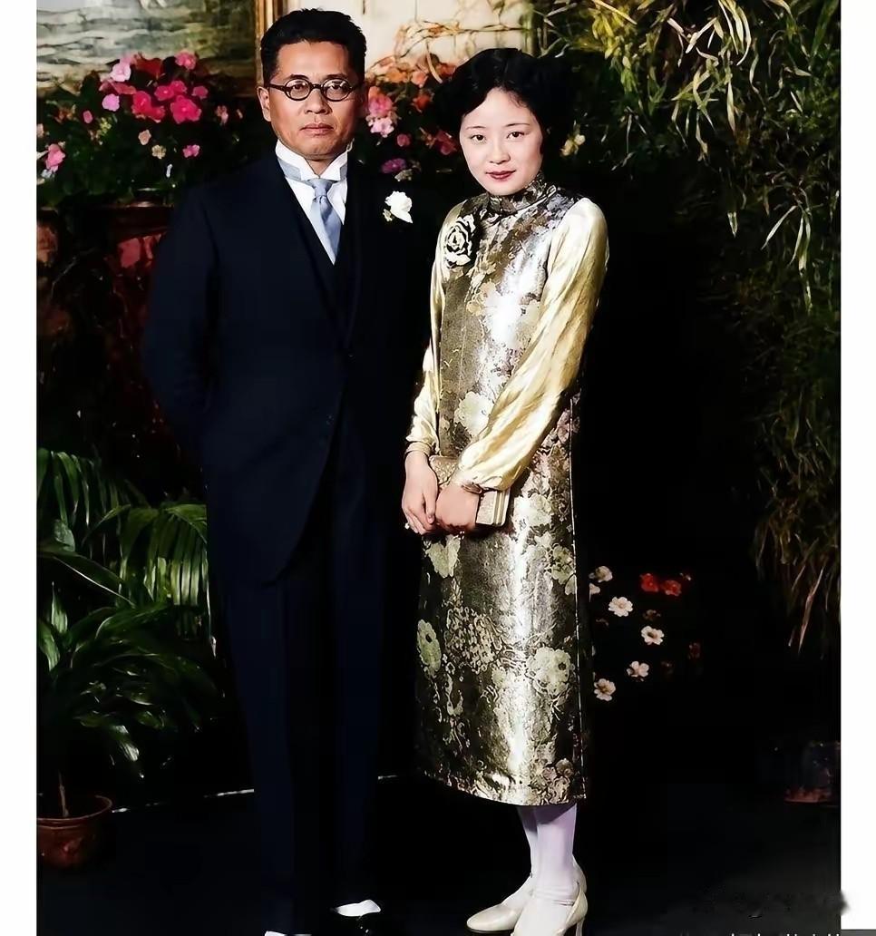 1928年，在上海，34岁的宋子文穿一身剪裁妥帖的白色西装，领结打得一丝不苟，身